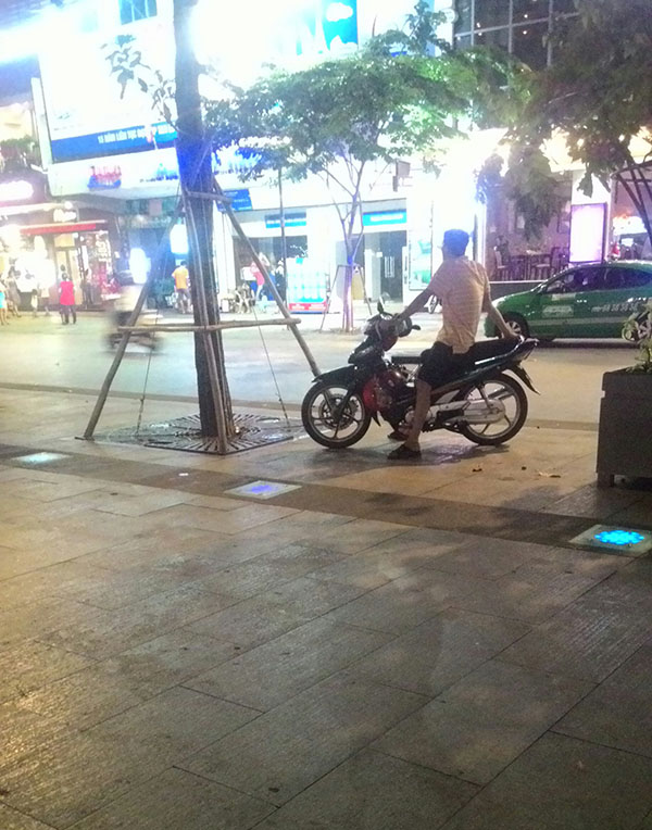 Phố[-]đi[-]bộ[-]Nguyễn[-]Huệ:[-]Rác[-]vẫn[-]xả,[-]hàng[-]rong[-]vẫn[-]còn,[-]xe[-]máy[-]vẫn[-]chạy...